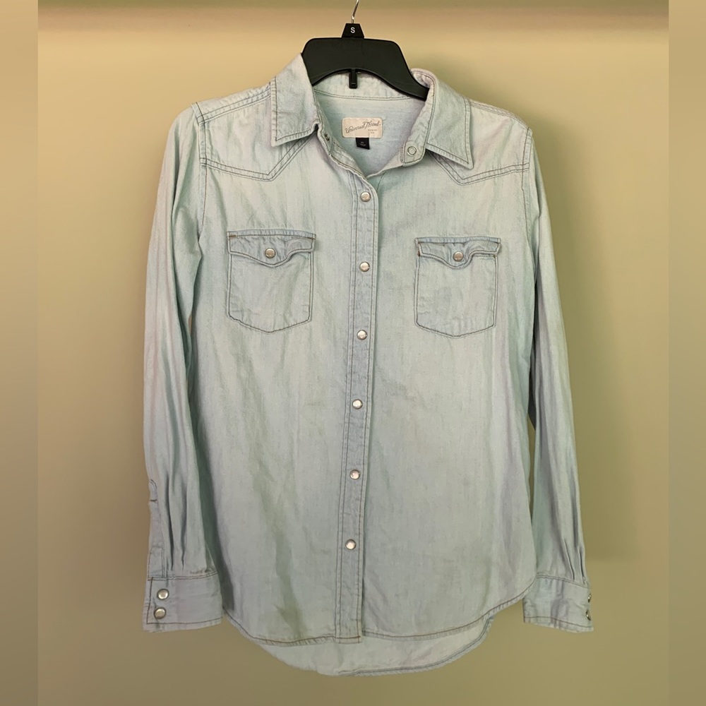 Universal Threads - Snap button light wash chambray top - size XS